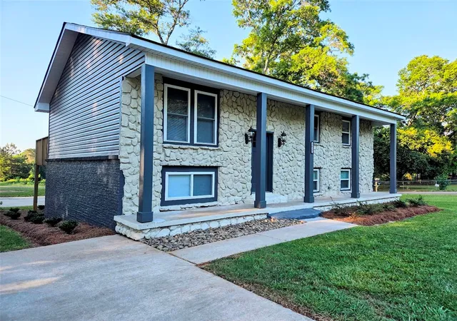 Photo 2 of Single family home for sale at 3625 Dobbins Brg Rd, Anderson, SC 29626 | MLS# 20301156 | Listing updated on 2026-08-19