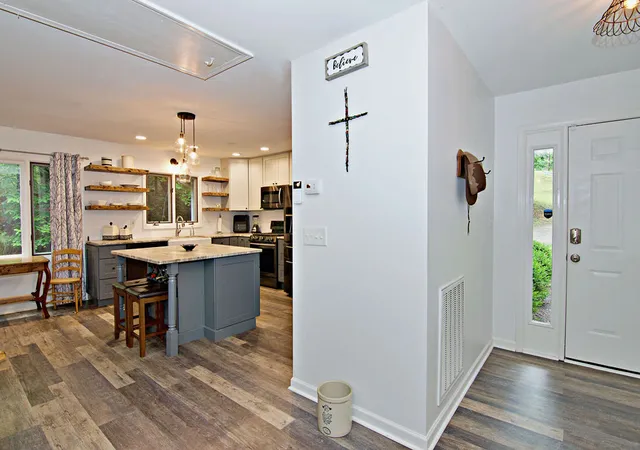 Photo 3 of Single family home for sale at 1279 Coneross Point Dr, Seneca, SC 29678 | MLS# 20301926 | Listing updated on 2026-08-11