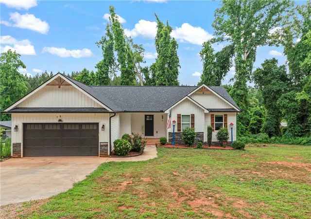 Photo 2 of Single family home for sale at 429 Nelson Dr, Anderson, SC 29621 | MLS# 20302122 | Listing updated on 2026-08-28