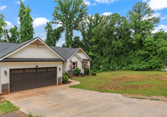Photo 3 of Single family home for sale at 429 Nelson Dr, Anderson, SC 29621 | MLS# 20302122 | Listing updated on 2026-08-28