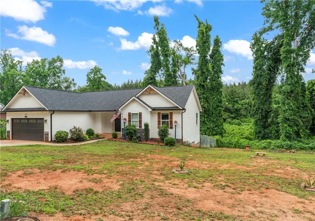 Photo 3 of Single family home for sale at 429 Nelson Dr, Anderson, SC 29621 | MLS# 20302122 | Listing updated on 2026-08-28