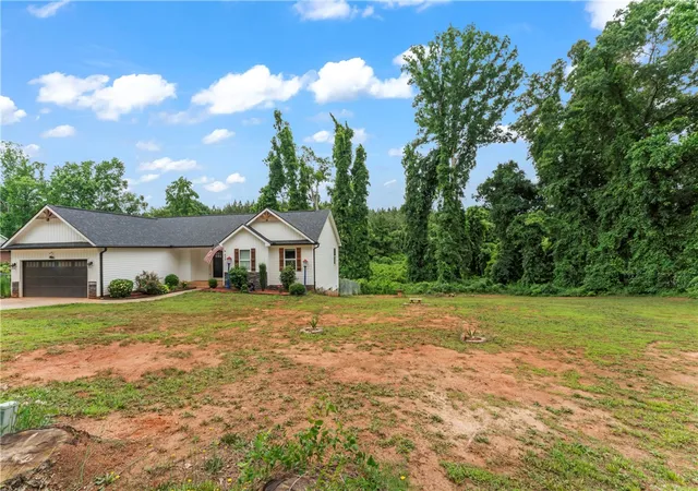 Photo 4 of Single family home for sale at 429 Nelson Dr, Anderson, SC 29621 | MLS# 20302122 | Listing updated on 2026-08-28