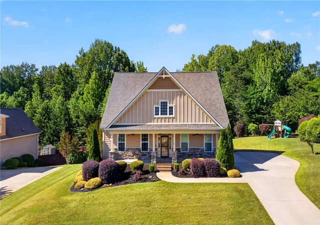 Photo 1 of Single family home for sale at 6 Setting Sun Ln, Travelers Rest, SC 29690 | MLS# 20302559 | Listing updated on 2026-09-08