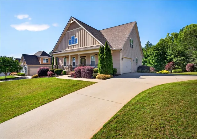Photo 2 of Single family home for sale at 6 Setting Sun Ln, Travelers Rest, SC 29690 | MLS# 20302559 | Listing updated on 2026-09-08