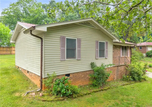 Photo 3 of Single family home for sale at 1064 S Greenwich Dr, Walhalla, SC 29691 | MLS# 20302327 | Listing updated on 2026-09-16