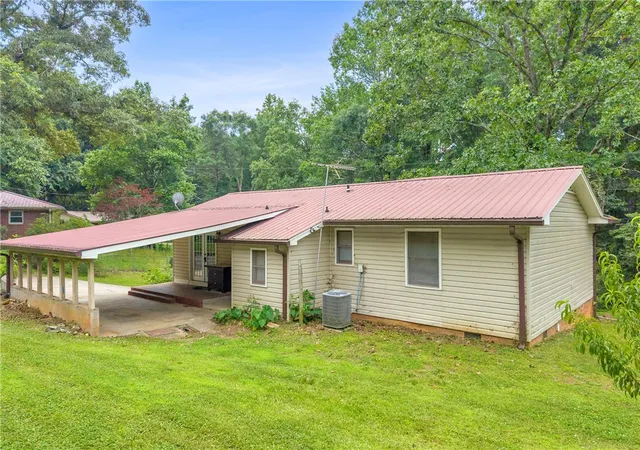 Photo 4 of Single family home for sale at 1064 S Greenwich Dr, Walhalla, SC 29691 | MLS# 20302327 | Listing updated on 2026-09-16