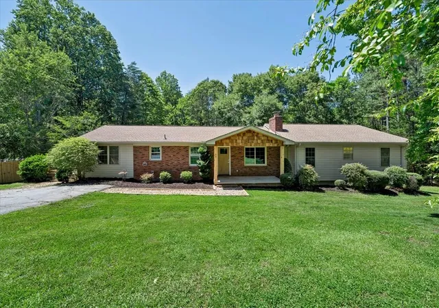 Photo 3 of Single family home for sale at 109 Lanford Dr, Seneca, SC 29672 | MLS# 20302481 | Listing updated on 2026-08-22