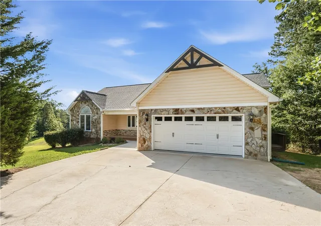 Photo 1 of Single family home for sale at 103 Fair Hvn Ct, Seneca, SC 29672 | MLS# 20303159 | Listing updated on 2026-09-19