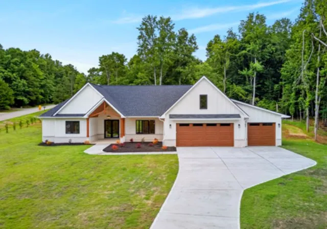 Photo 2 of Single family home for sale at 501 W Peninsula Dr, Laurens, SC 29360 | MLS# 20303232 | Listing updated on 2026-09-18