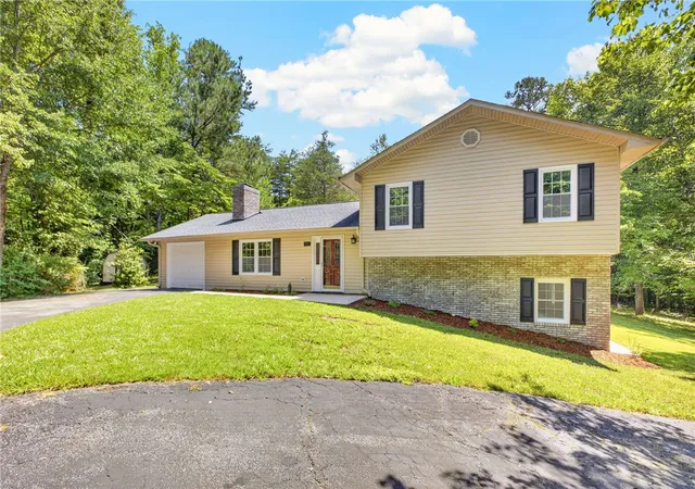 Photo 3 of Single family home for sale at 515 Hartwell Dr, Seneca, SC 29672 | MLS# 20303257 | Listing updated on 2026-09-14