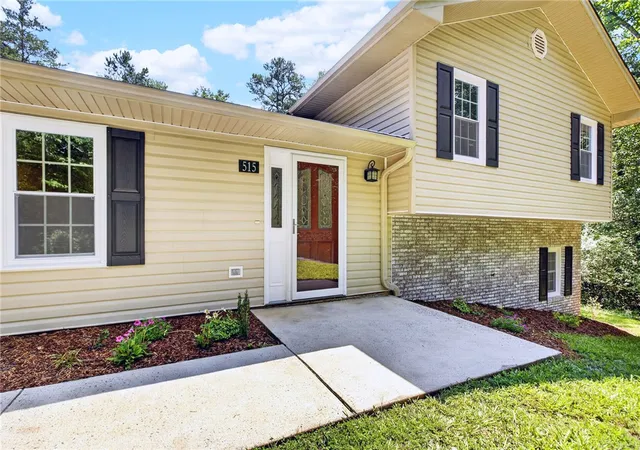 Photo 3 of Single family home for sale at 515 Hartwell Dr, Seneca, SC 29672 | MLS# 20303257 | Listing updated on 2026-09-14