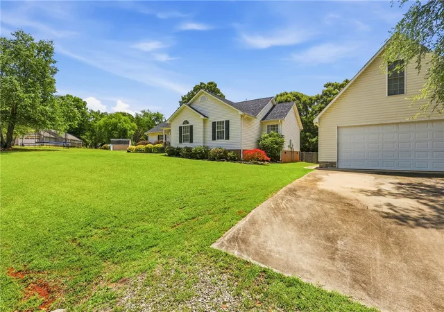 Photo 3 of Sale Pending at 509 Old Shls Dr, Anderson, SC 29625 | MLS# 20302757 | Listing updated on 2026-09-15