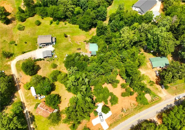 Photo 4 of Sale Pending at 826 Joe Lewis Rd, Seneca, SC 29678 | MLS# 20303688 | Listing updated on 2026-09-17