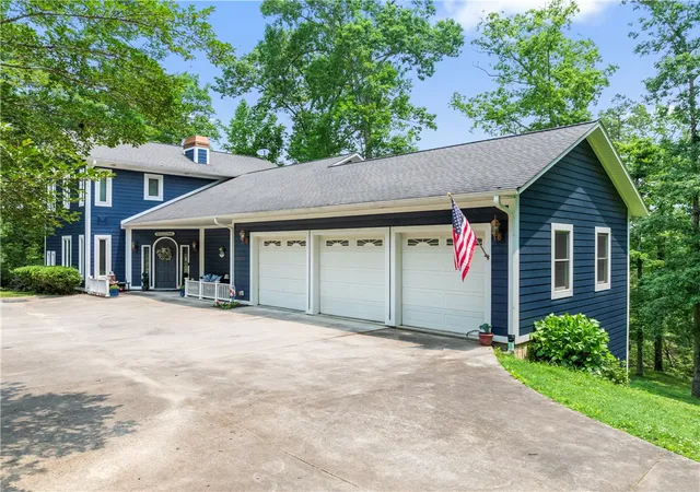 Photo 4 of Single family home for sale at 320 Holly Ln, Walhalla, SC 29691 | MLS# 20303779 | Listing updated on 2026-09-14