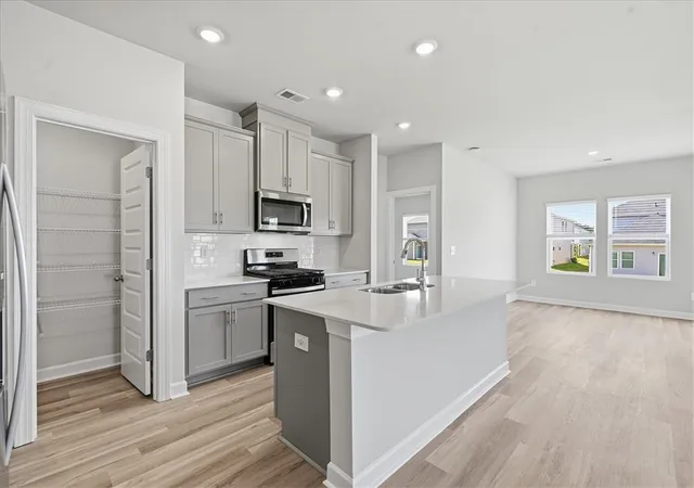 Photo 4 of Single family home for sale at 931 Rising Oak Ct, Spartanburg, SC 29301 | MLS# 20303663 | Listing updated on 2026-09-02
