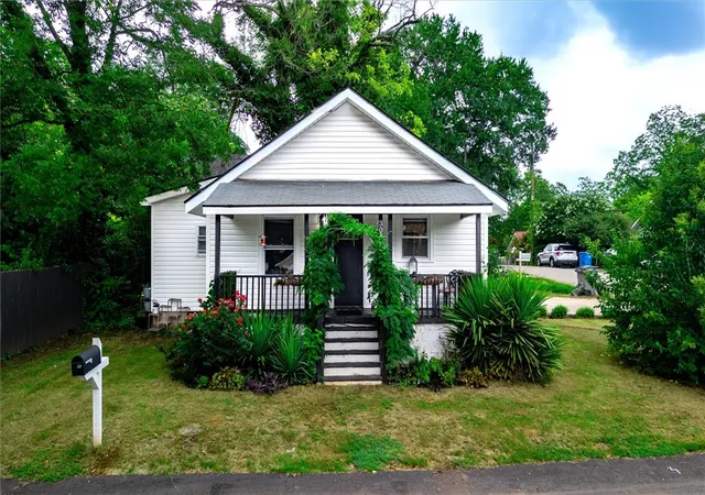 Photo 3 of Single family home for sale at 306 Lady St, Greenville, SC 29605 | MLS# 20303912 | Listing updated on 2026-08-20