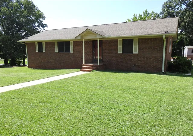 Photo 3 of Single family home for sale at 729 Darlington St, Calhoun Falls, SC 29628 | MLS# 20303905 | Listing updated on 2026-09-21
