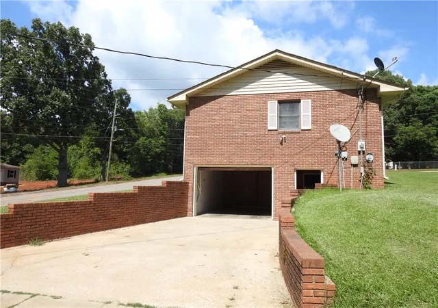 Photo 3 of Single family home for sale at 729 Darlington St, Calhoun Falls, SC 29628 | MLS# 20303905 | Listing updated on 2026-09-21
