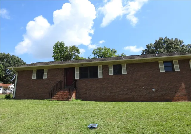 Photo 4 of Single family home for sale at 729 Darlington St, Calhoun Falls, SC 29628 | MLS# 20303905 | Listing updated on 2026-09-21
