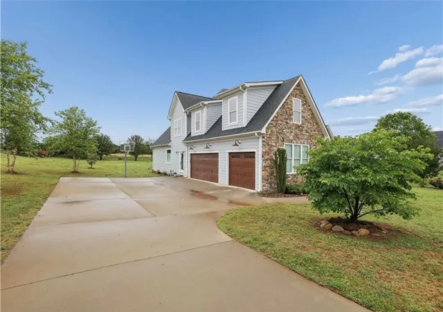 Photo 2 of Single family home for sale at 20 Ione Cir, Williamston, SC 29697 | MLS# 20303869 | Listing updated on 2026-09-25