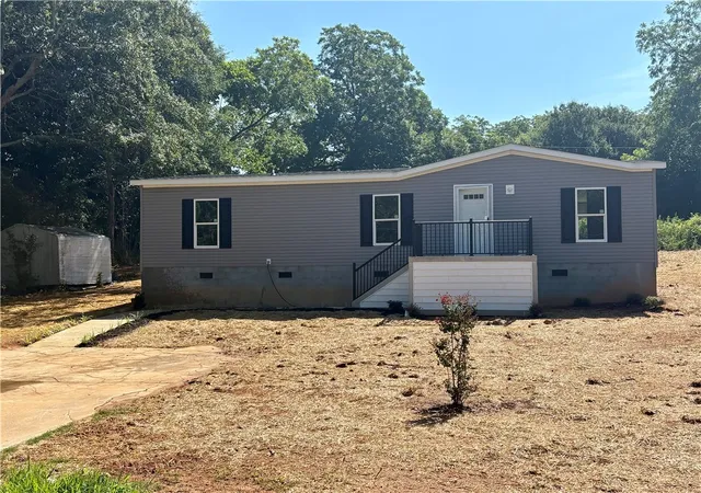 Photo 3 of Manufactured home for sale at 207 Elm St, Seneca, SC 29678 | MLS# 20303998 | Listing updated on 2026-08-29