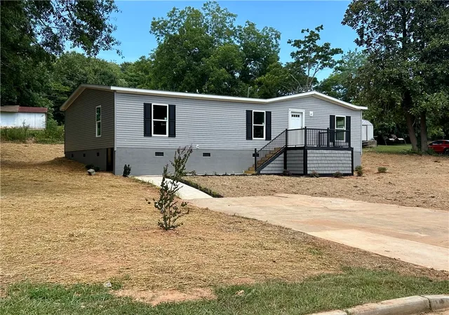 Photo 4 of Manufactured home for sale at 207 Elm St, Seneca, SC 29678 | MLS# 20303998 | Listing updated on 2026-08-29