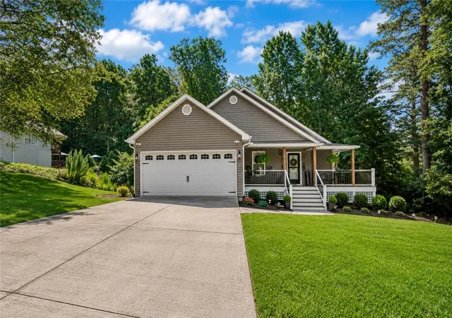 Photo 1 of Single family home for sale at 302 Ridgeside Ct, West Union, SC 29696 | MLS# 20304038 | Listing updated on 2026-09-15