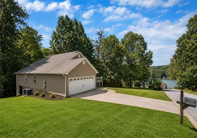 Photo 2 of Single family home for sale at 302 Ridgeside Ct, West Union, SC 29696 | MLS# 20304038 | Listing updated on 2026-09-15