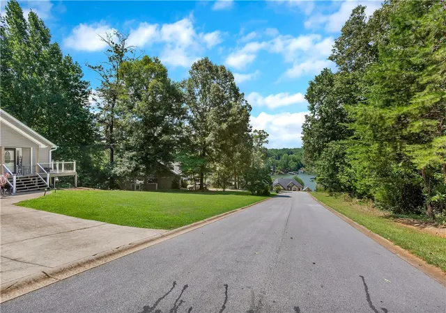 Photo 3 of Single family home for sale at 302 Ridgeside Ct, West Union, SC 29696 | MLS# 20304038 | Listing updated on 2026-09-15