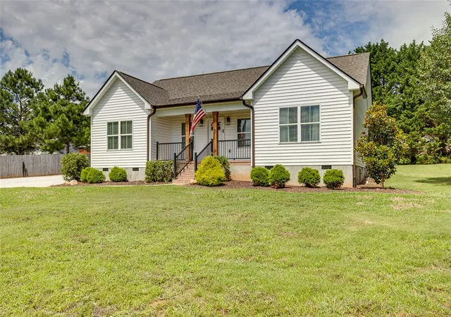 Photo 2 of Single family home for sale at 115 Wrentree Dr, Easley, SC 29642 | MLS# 20304048 | Listing updated on 2026-09-02