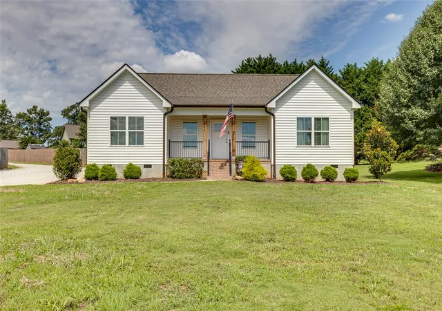Photo 3 of Single family home for sale at 115 Wrentree Dr, Easley, SC 29642 | MLS# 20304048 | Listing updated on 2026-09-02