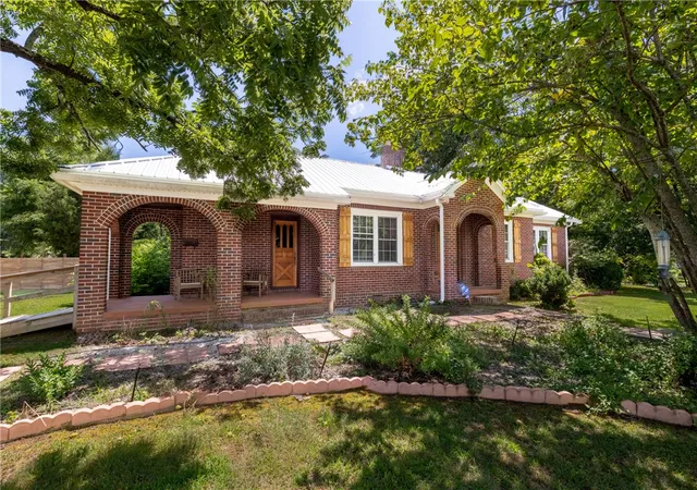 Photo 2 of Single family home for sale at 704 Cherry St, Pendleton, SC 29670 | MLS# 20304059 | Listing updated on 2026-08-30