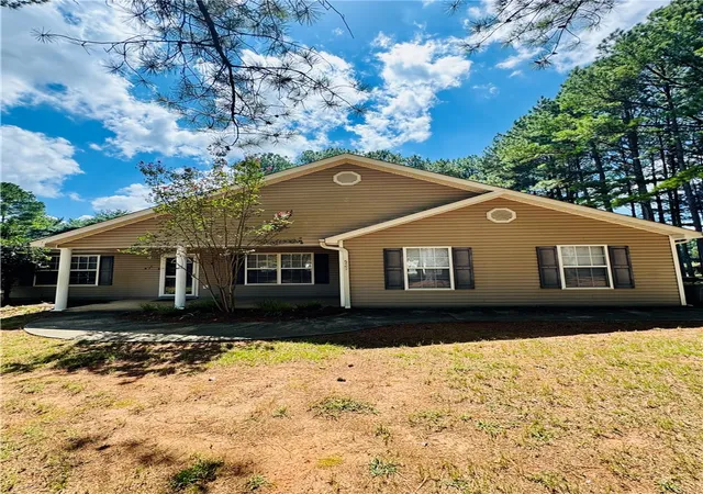 Photo 1 of Single family home for sale at 525 Shore Line Dr, Anderson, SC 29626 | MLS# 20304060 | Listing updated on 2026-08-23