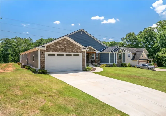 Photo 3 of Single family home for sale at 303 Regency Cir, Anderson, SC 29625 | MLS# 20304074 | Listing updated on 2026-09-08