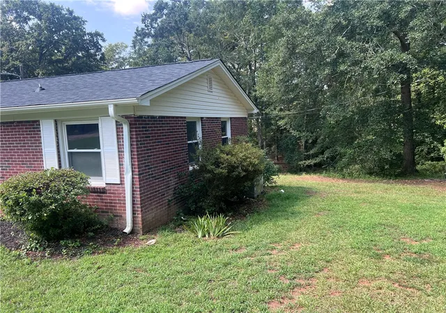 Photo 3 of Sale Pending at 213 Hillcrest Cir, Anderson, SC 29624 | MLS# 20303739 | Listing updated on 2026-08-31