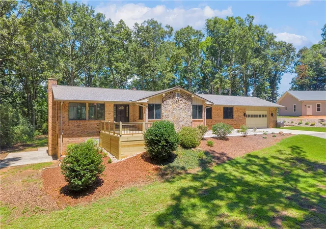 3rd image of 169 Castlewood Dr, Westminster, SC 29693 | MLS# 20304640