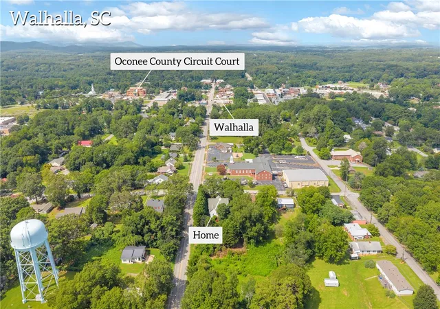 Photo 4 of Single family home for sale at 100 E Wesley St, Walhalla, SC 29691 | MLS# 20304786 | Listing updated on 2026-10-01