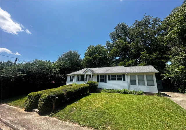Photo 3 of Single family home for sale at 100 S Laurel St, Walhalla, SC 29691 | MLS# 20304578 | Listing updated on 2026-08-12