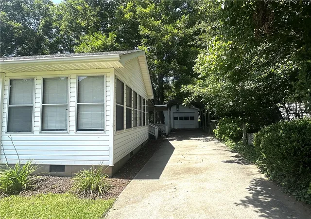Photo 3 of Single family home for sale at 100 S Laurel St, Walhalla, SC 29691 | MLS# 20304578 | Listing updated on 2026-09-28