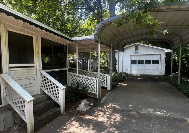 Photo 4 of Single family home for sale at 100 S Laurel St, Walhalla, SC 29691 | MLS# 20304578 | Listing updated on 2026-09-28