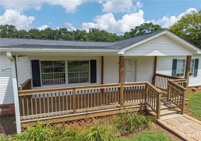 Photo 2 of Manufactured home for sale at 503 Mulliken Rd, Central, SC 29630 | MLS# 20304630 | Listing updated on 2026-09-12