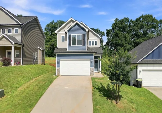Photo 1 of Single family home for sale at 218 Rosewood Cir, Duncan, SC 29334 | MLS# 20304839 | Listing updated on 2026-08-11