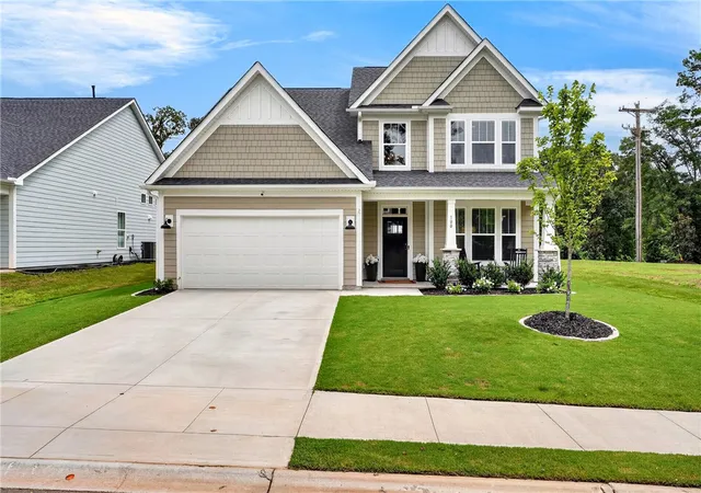 Photo 4 of Single family home for sale at 100 Beaverdam Crk Dr, Anderson, SC 29621 | MLS# 20304842 | Listing updated on 2026-10-03