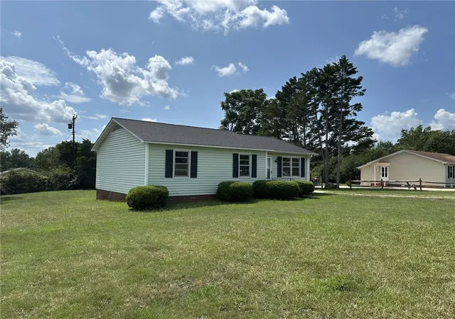 Photo 2 of Single family home for sale at 310 Kingsboro Rd, Anderson, SC 29626 | MLS# 20304905 | Listing updated on 2026-08-11