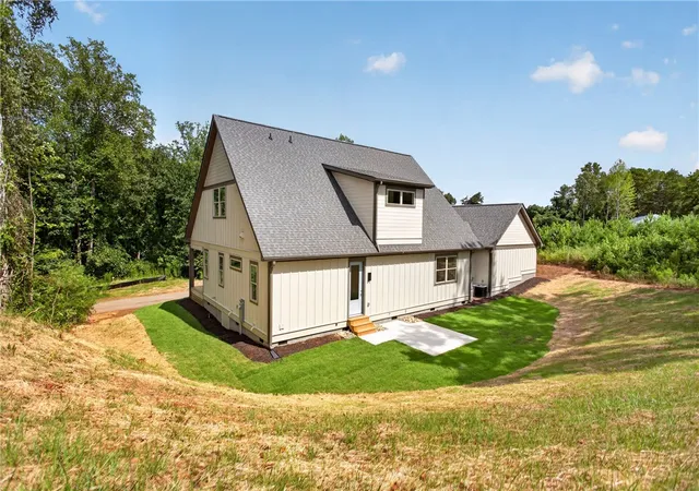 Photo 3 of Single family home for sale at 423 Kensington Cir, Seneca, SC 29672 | MLS# 20304751 | Listing updated on 2026-08-17
