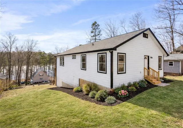 Photo 3 of Single family home for sale at 418 Kenwood Dr, Westminster, SC 29693 | MLS# 20304929 | Listing updated on 2026-08-11