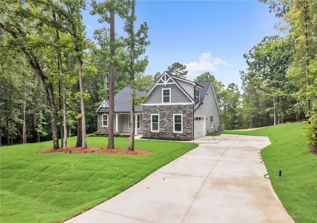 Photo 2 of Single family home for sale at 122 Indian Ridge Dr, Laurens, SC 29360 | MLS# 20304875 | Listing updated on 2026-08-11