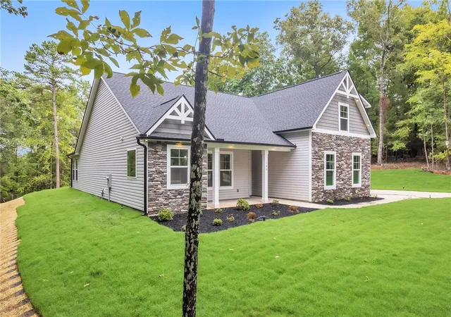 Photo 3 of Single family home for sale at 122 Indian Ridge Dr, Laurens, SC 29360 | MLS# 20304875 | Listing updated on 2026-08-11