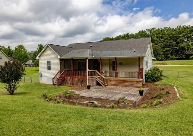 Photo 3 of Single family home for sale at 209 Peeble Crk Dr, Seneca, SC 29678 | MLS# 20304832 | Listing updated on 2026-09-14