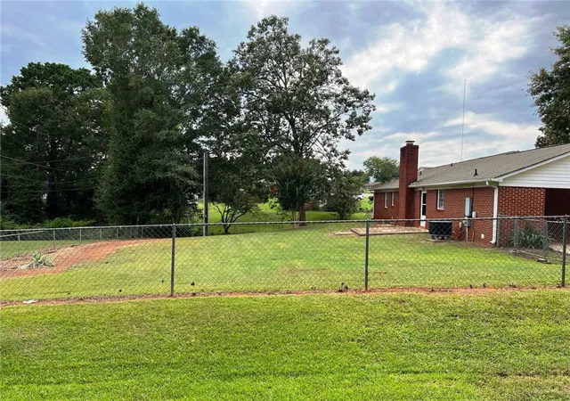 Photo 3 of Single family home for sale at 2402 Rolling Green Rd, Anderson, SC 29621 | MLS# 20304990 | Listing updated on 2026-09-13